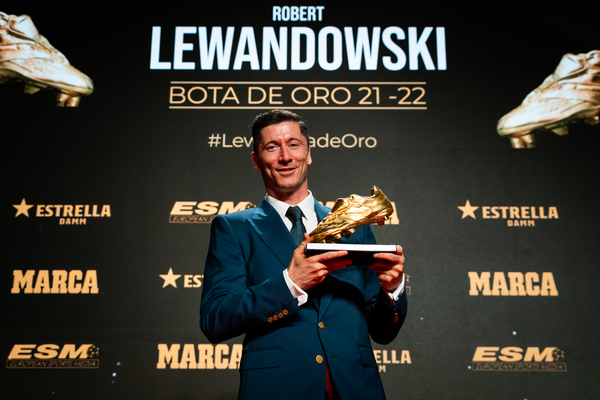 Lewandowski receives his 2 "Golden Boot" at the Estrella Damm Old Brewery