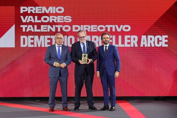 Demetrio Carceller Arce, awarded for his contributions to national and international padel tennis