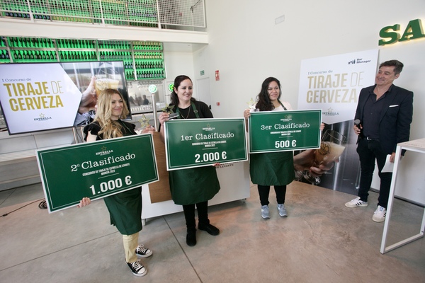 Ester Sánchez, from Pintxame Gastrobar in Cieza, wins the '1st Regional Estrella de Levante Beer Pulling Competition’