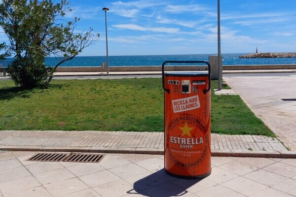 Damm vuelve a instalar máquinas compactadoras de latas en el litoral mediterráneo para promover el reciclaje