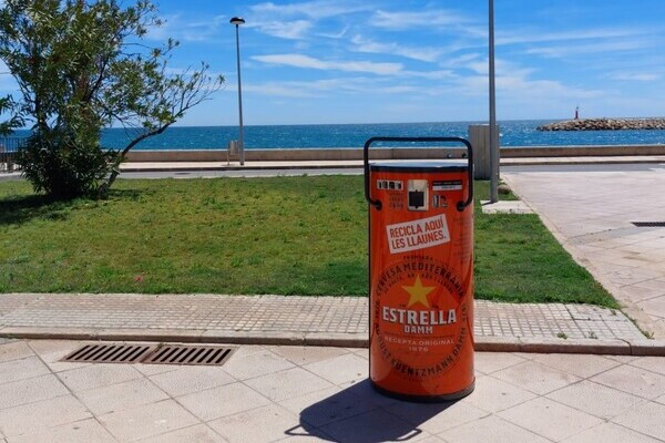 Damm once again sets up can compactors along the Mediterranean coastline in order to promote recycling