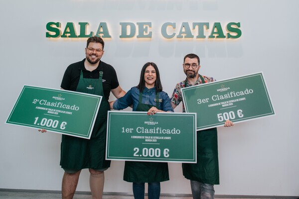 Aurora Escudero, del restaurante Larvi, ganadora del II Concurso de Tiraje de Cerveza de Estrella de Levante