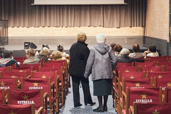 The old Estrella Damm Brewery hosts a solidary cinema session for senior citizens