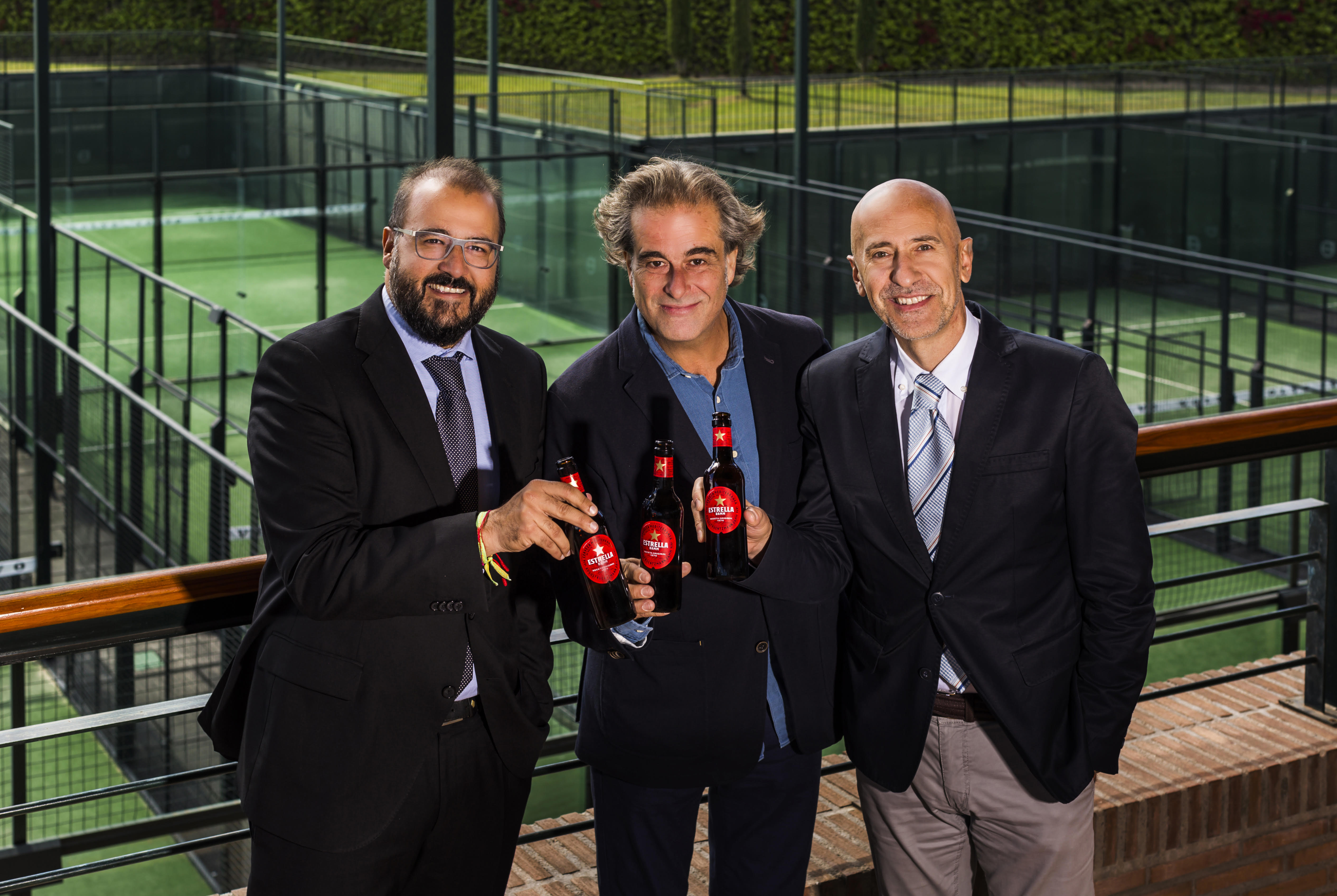 Foto acuerdo SNP, Estrella Damm y WPT - De izquierda a derecha: Jofre Riera, director de Patrocinios de Damm; Paco Gámez, presidente de las Series Nacionales de Pádel, y Mario Hernando, director general de World Padel Tour.