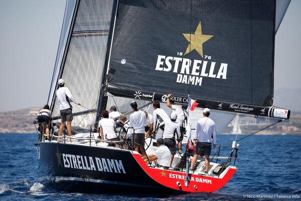 El Estrella Damm debutó esta temporada en el Tabarca Vela. Fotos: Nico Martínez