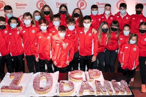 O Club de Pádel Damm celebra o seu décimo aniversário e atribui as bolsas de estudo aos seus jogadores masculinos e femininos