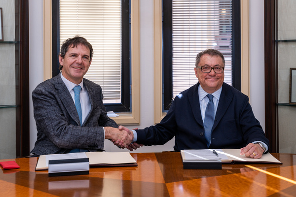 Joaquim Uriach, presidente de la Fundació Orfeó Catalán − Palau de la Música Catalana, y por Ramon Agenjo, vicepresidente y director de la Fundación Damm, firman el acuerdo