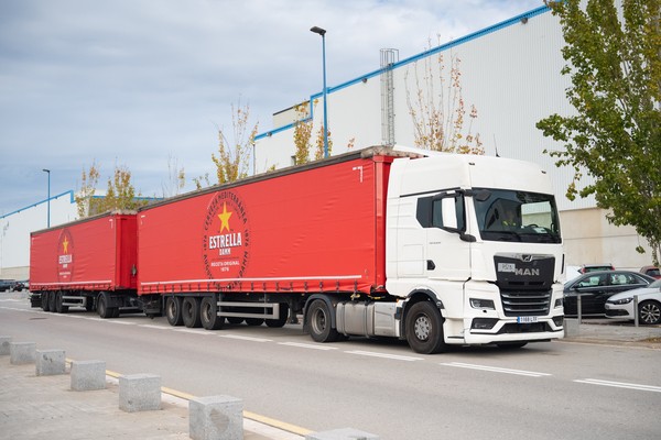 Damm i Alfil Logistics posen en marxa el primer duotráiler en la seva aposta per reduir la petjada de carboni