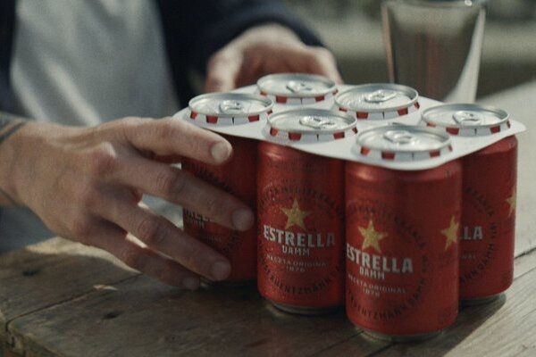 Estrella Damm anuncia la eliminación de las anillas de plástico en su nueva campaña