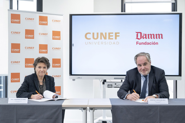 La rectora, Ana I. Fernández, i el president de la Fundació Damm, Demetrio Carceller Arce, signen el conveni