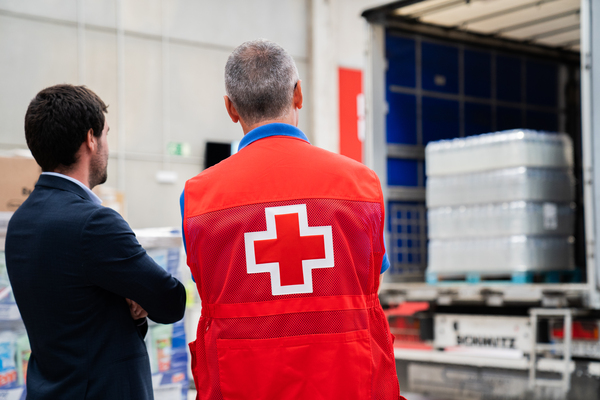 La Fundació Damm dona 10.000 litres de begudes isotòniques a la Creu Roja
