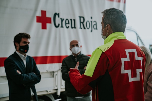 The Fundación Damm donates towels and T-shirts to the Red Cross