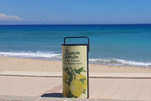 Damm promueve la economía circular con la instalación de 400 compactadoras de latas en el Mediterráneo