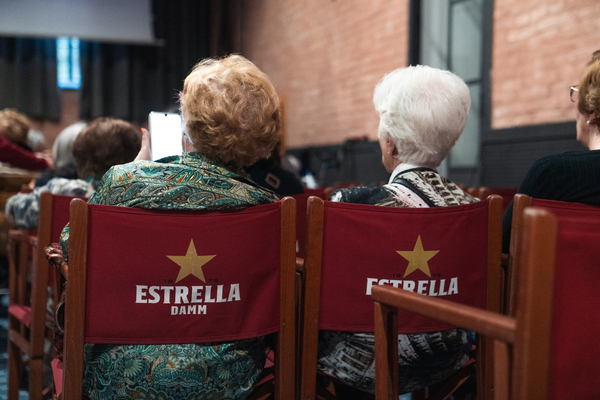 “Moments de Pel·lícula”, una iniciativa per acompanyar les persones grans del barri de la Sagrada Família de Barcelona