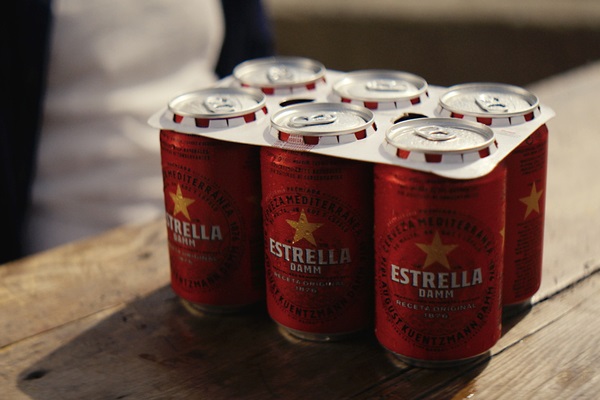 Estrella Damm ya produce todas sus latas con anillas de cartón