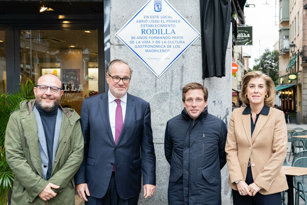 Rodilla inaugura la placa conmemorativa de su 80 aniversario