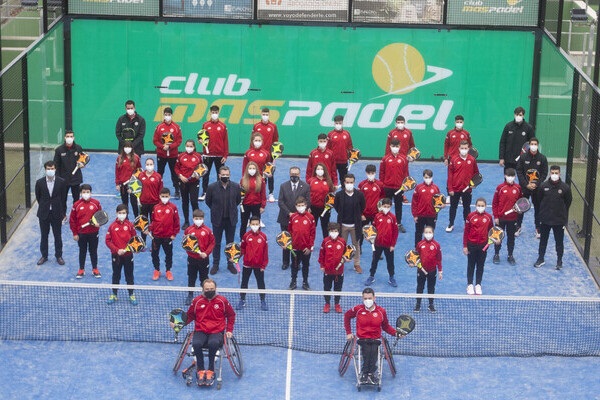 El Club de Pàdel Damm lliura les beques al seus jugadors i jugadores