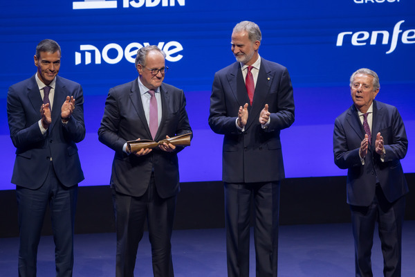 Demetrio Carceller Arce recibe el Premio Empresario del Año en los Premios Vanguardia 2025