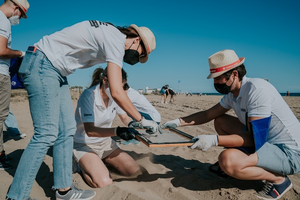 Damm volunteers clean up the beaches