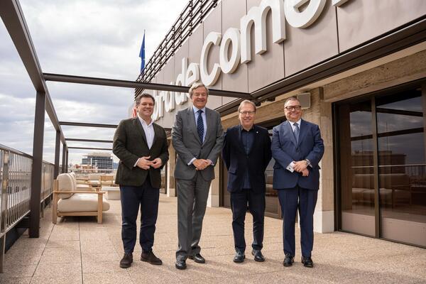 De dreta a esquerra, el director general de la Cambra, Roger Guasch, el director general de Damm, Jorge Villavecchia, el president de la Cambra, Josep Santacreu, i el conseller de Damm, Ramon Agenjo.