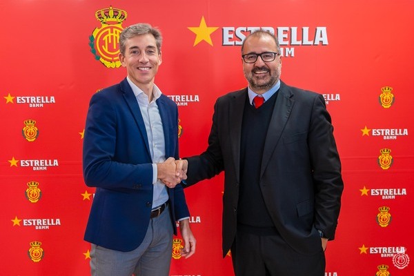 De izquierda a derecha: Alfonso Díaz, CEO de Negocio del RCD Mallorca, y Jofre Riera, director de Patrocinios de Damm, felicitándose por la renovación del acuerdo.