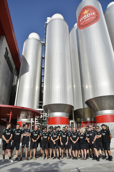 El Emirates Team New Zealand visita la Fábrica de Estrella Damm