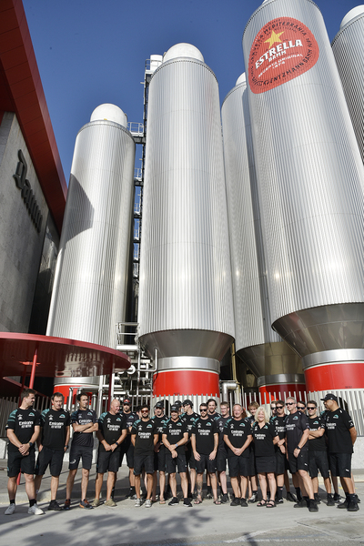 El Emirates Team New Zealand visita la Fábrica de Estrella Damm