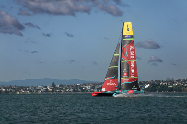 El AC75 del Emirates Team New Zealand, con el logo de Estrella Damm (©Emirates Team New Zealand).