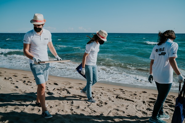 Voluntarios y voluntarias de Damm llevan a cabo una limpieza de playas