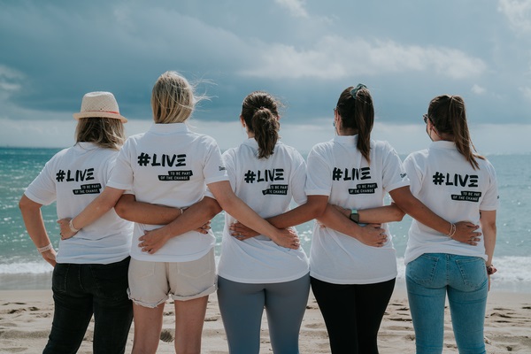 Voluntarios y voluntarias de Damm llevan a cabo una limpieza de playas