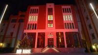 Damm ilumina de rojo sus fachadas para concienciar sobre la lucha contra el sida