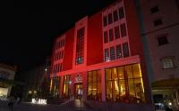 Damm ilumina de rojo sus fachadas para concienciar sobre la lucha contra el sida