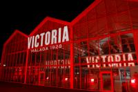 Damm ilumina de rojo sus fachadas para concienciar sobre la lucha contra el sida