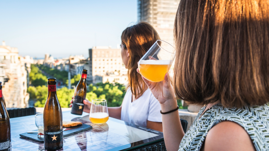 chicas tomando cerveza en una terraza