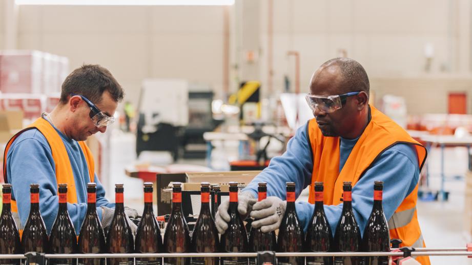 hombres trabajando botellas