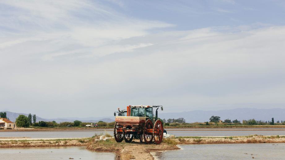 tractor en campo agua