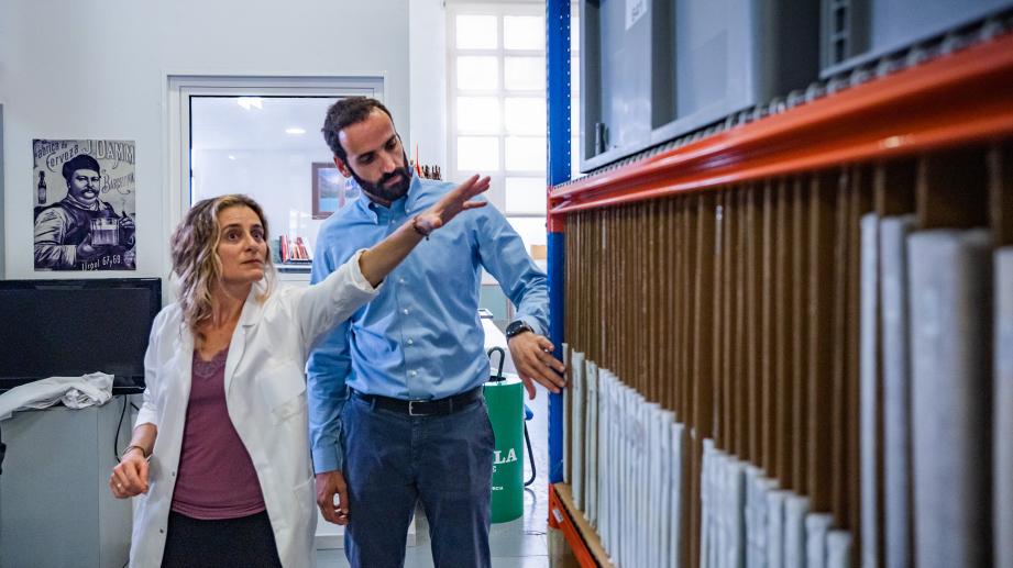 hombre y mujer eligiendo en fábrica