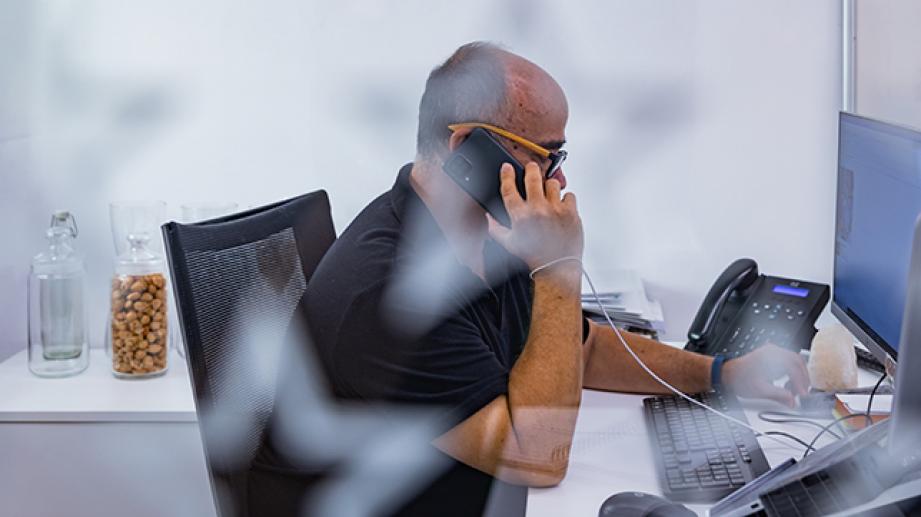 hombre hablando por teléfono