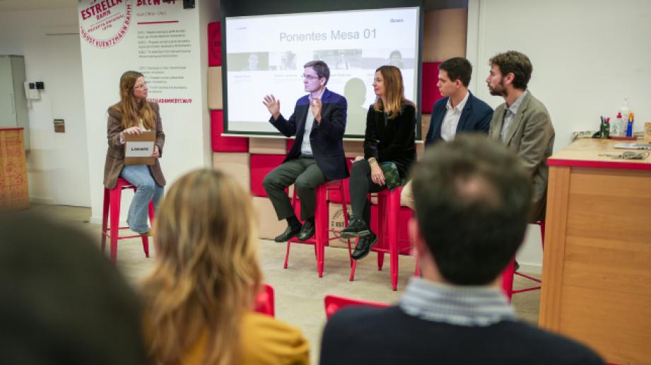 grupo de personas dando una charla