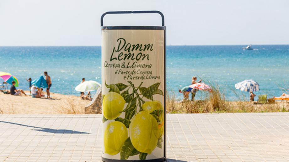 compactadora de latas en paseo marítimo