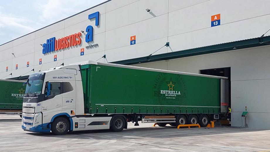camión con tráiler para transporte