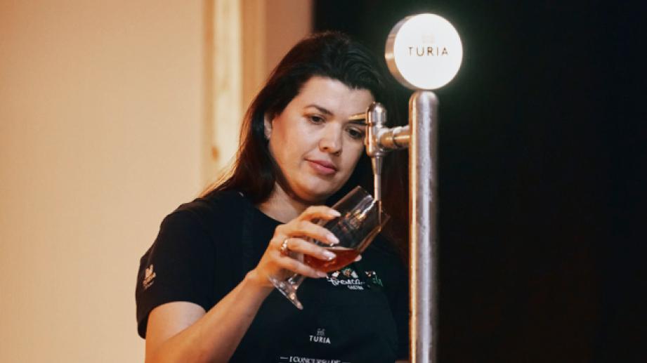 dona tirant una cervesa des de tirador