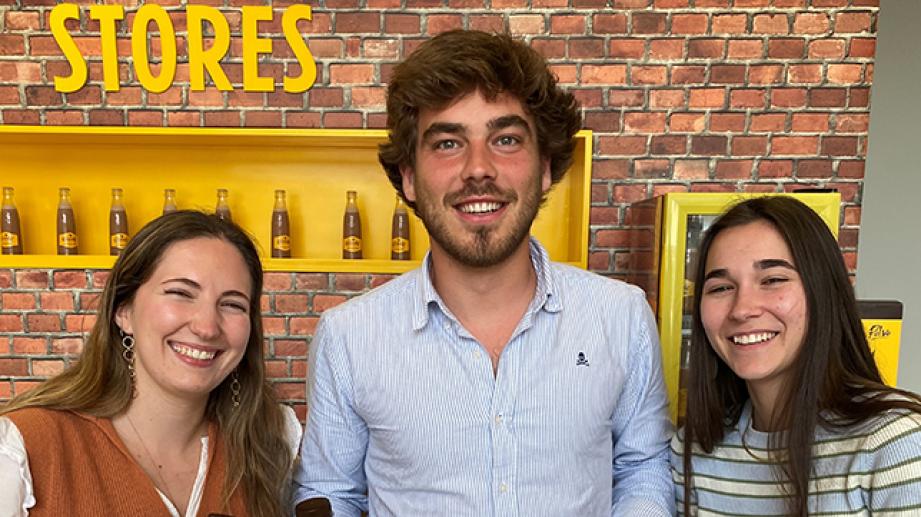 tres persones amb productes de cacaolat