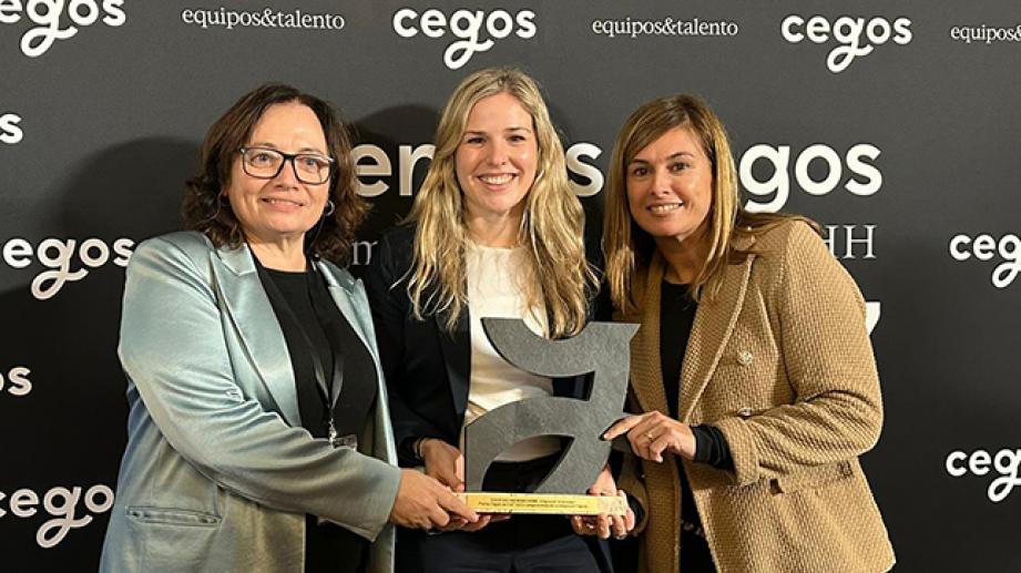 tres mujeres recogiendo un premio