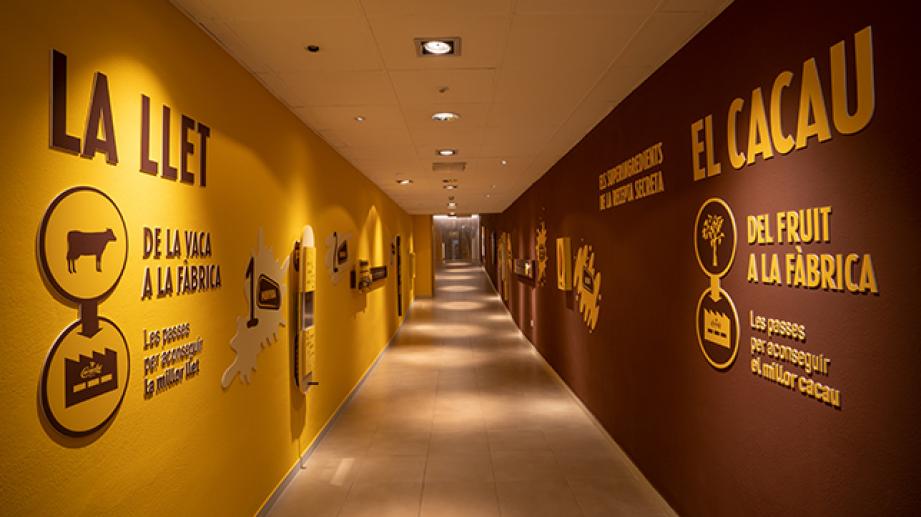 exposición en la fábrica cacaolat