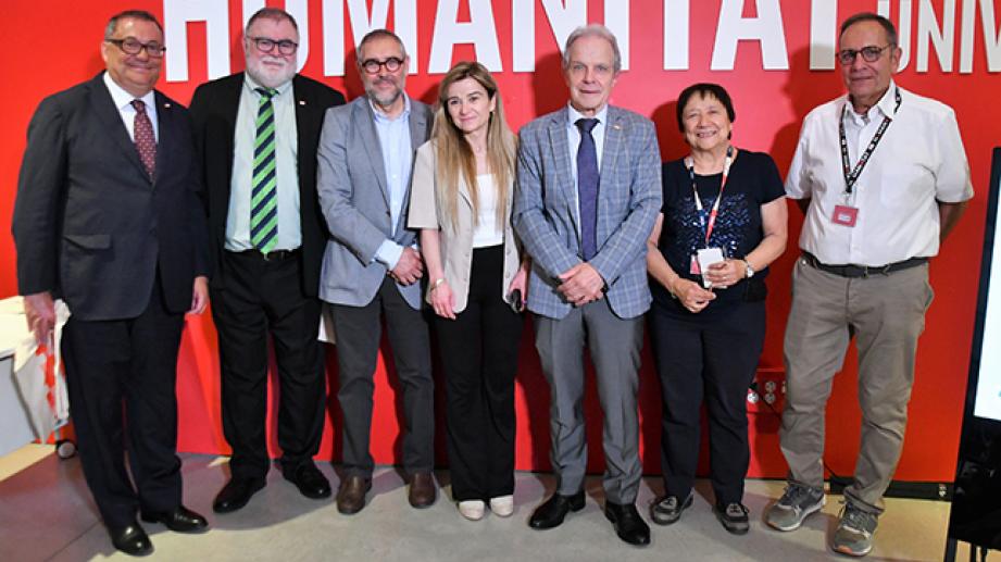 grupo de personas posa para una foto oficial