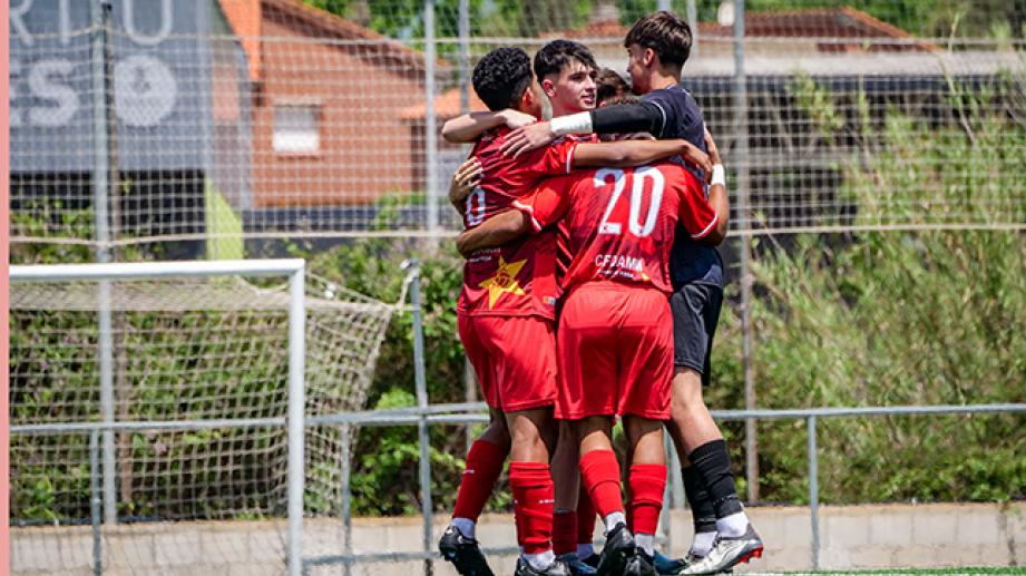equip masculí de futbol celebrant un gol
