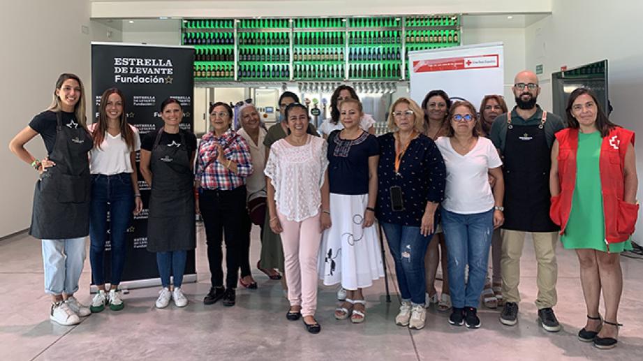grup de persones fent-se una foto en un esdeveniment