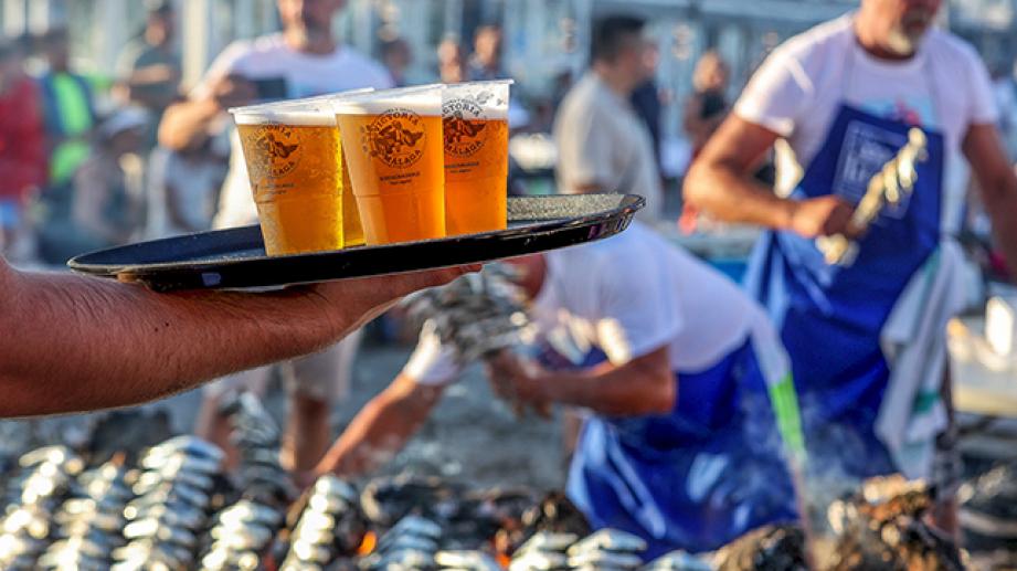 camarero con cervezas en bandeja