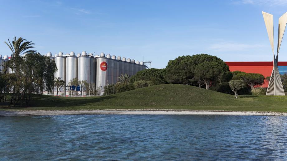 Exterior fábrica Prat de Llobregat